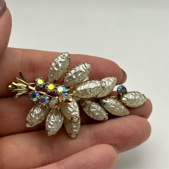 Beautiful Vintage Gold Tone Leaf Brooch Prong Set Faux Pearls & AB Rhinestones - Picture 2 of 9
